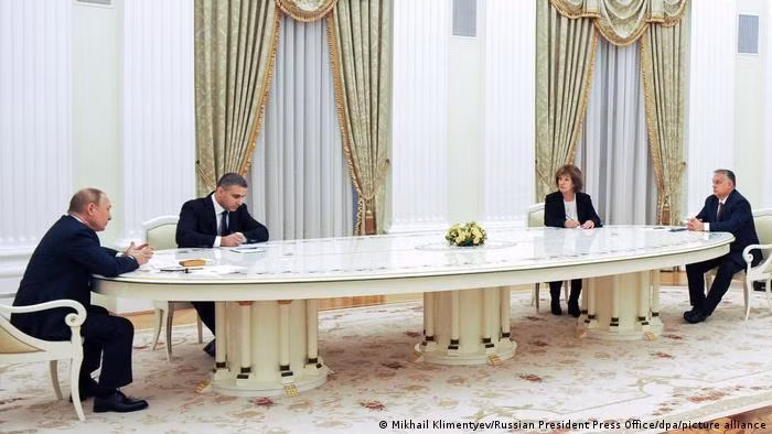 Tổng thống Nga Putin (trái) gặp Thủ tướng Hungary Orban (Ảnh: Deutsche Welle) Tổng thống Nga Putin (trái) gặp Thủ tướng Hungary Orban (Ảnh: Deutsche Welle)
