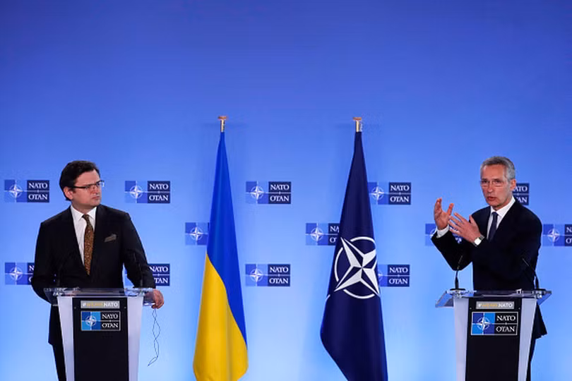 Ngoại trưởng Ukraine Kuleba (trái) và Tổng thư ký NATO Stoltenberg. Ukraine khẳng định không từ bỏ lập trường gia nhập NATO (Ảnh: AP). Ngoại trưởng Ukraine Kuleba (trái) và Tổng thư ký NATO Stoltenberg. Ukraine khẳng định không từ bỏ lập trường gia nhập NATO (Ảnh: AP).