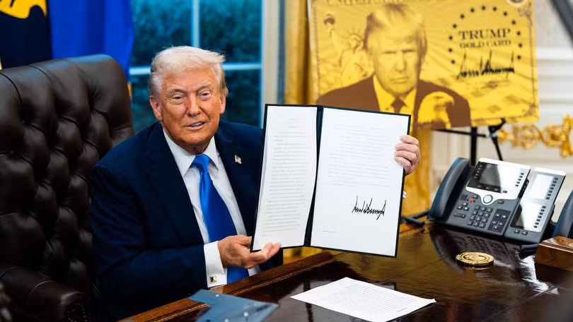 Tổng thống Mỹ Trump ký sắc lệnh phát hành Thẻ vàng Trump với giá 1 triệu USD. Ảnh: Getty.