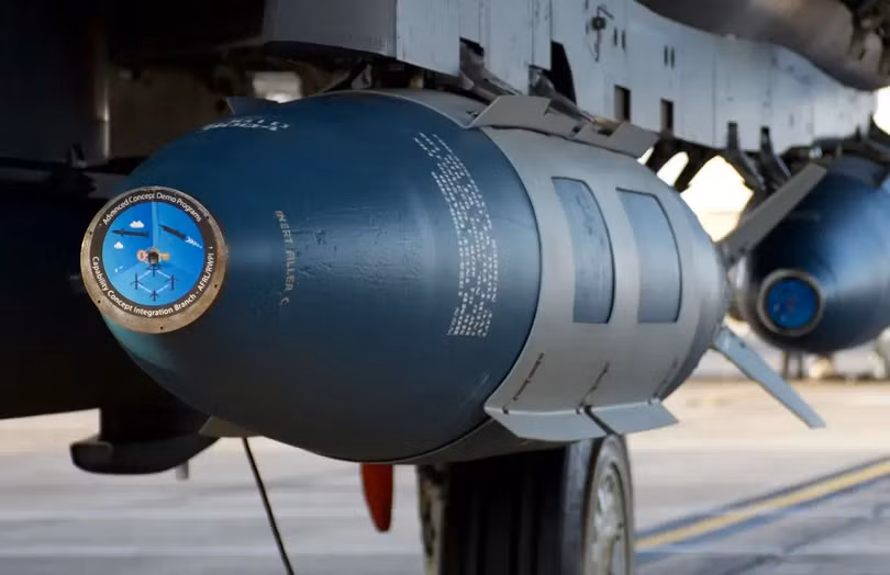 Bom gan len F-15.png