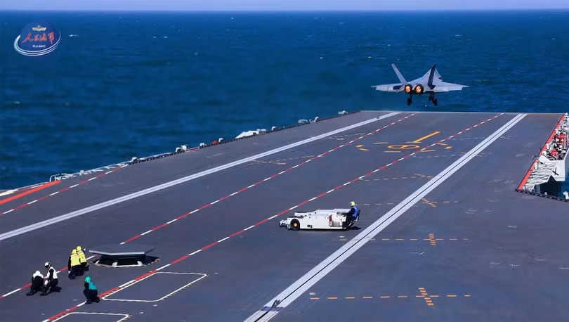 Máy bay tiêm kích tàng hình J-35 cất cánh bằng máy phóng điện từ. Ảnh: Xinhua.