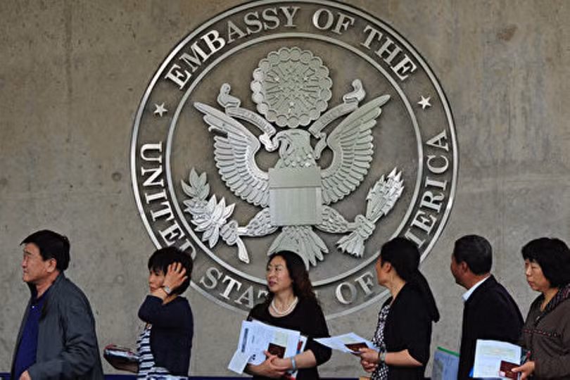 Nguoi xep hang xin visa My.jpg