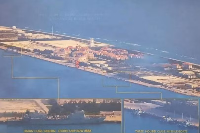 Ảnh do Không quân Philippines chụp cho thấy 3 tàu Type 22 và 1 tàu tiếp tế đậu tại đá Vành Khăn (Ảnh: Đa Chiều).