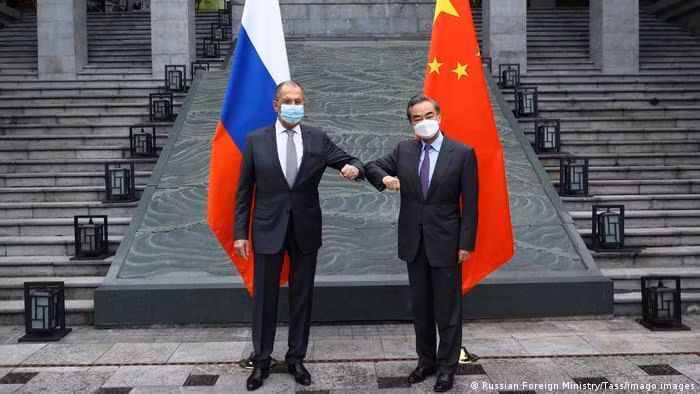 Ông Vương Nghị gặp Ngoại trưởng Nga Lavrov tại Quế Lâm ngày 22/3 (Ảnh: Deutsche Welle).