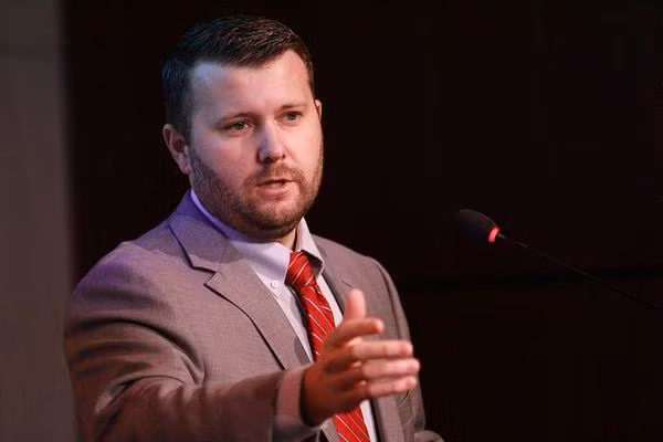 Greg Poling, người đứng đầu Sáng kiến Minh bạch Hàng hải Châu Á: thủ đoạn của Trung Quốc rất nham hiểm (Ảnh: The Diplomat). Greg Poling, người đứng đầu Sáng kiến Minh bạch Hàng hải Châu Á: thủ đoạn của Trung Quốc rất nham hiểm (Ảnh: The Diplomat).