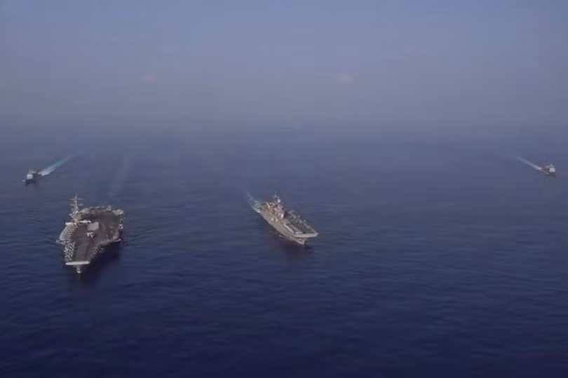 Hai nhóm tác chiến tàu sân bay USS Theodore Roosevelt và tàu tấn công đổ bộ USS Makin Island đang tập trận trên Biển Đông (Ảnh: Đa Chiều).