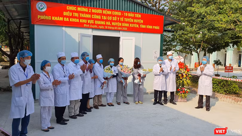 2 bệnh nhân mắc COVID-19 ra viện tại Phòng khám đa khoa Quang Hà (huyện Bình Xuyên, tỉnh Vĩnh Phúc). Ảnh: Tuấn Dũng