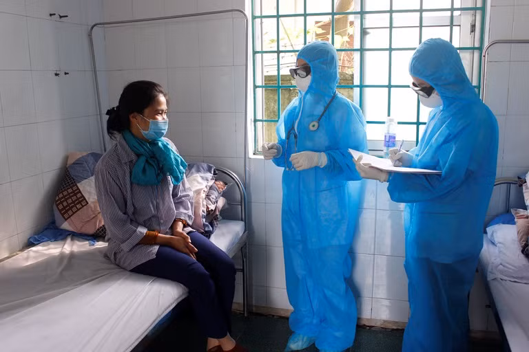 Kiểm tra sức khỏe cho người nghi nhiễm COVID-19 tại Phòng khám Đa khoa khu vực Quang Hà, Bình Xuyên, Vĩnh Phúc (Ảnh: Kim Ly)