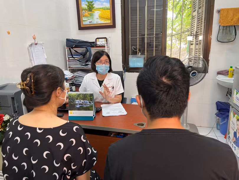 Bác sĩ của Viện Sức khỏe tâm thần Quốc gia tư vấn cho bệnh nhân trầm cảm