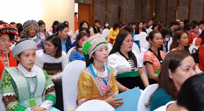 Các cô đỡ thôn bản về dự hội nghị