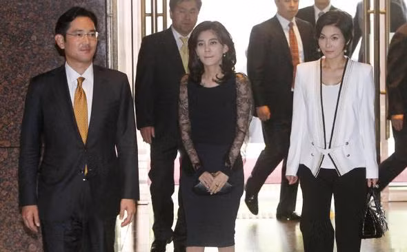 Trong khi ông Lee Jae-yong lãnh đạo các mảng kinh doanh cốt lõi của Samsung, các chị em gái của ông đã lãnh đạo các mảng kinh doanh của Samsung trong nhiều lĩnh vực khác nhau. Trong khi ông Lee Jae-yong lãnh đạo các mảng kinh doanh cốt lõi của Samsung, các chị em gái của ông đã lãnh đạo các mảng kinh doanh của Samsung trong nhiều lĩnh vực khác nhau.