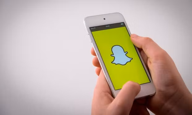 Barnardo cảnh báo rằng Snapchat, Instagram và Twitter đang có tác động 'đáng lo ngại' đối với sức khỏe cũng như tâm lý của những người dưới 18 tuổi. Ảnh: The Guardian