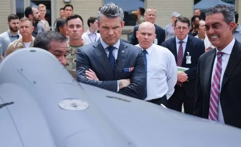 Bộ trưởng Quốc phòng Mỹ Pete Hegseth thị sát chiếc máy bay mẫu LUCAS hôm 16/7. Ảnh: QQnews.