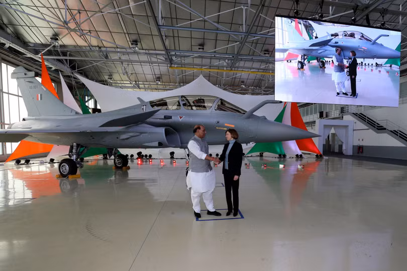 Bộ trưởng Quốc phòng Ấn Độ Rajanth Singh thăm Pháp và nhận bàn giao máy bay Rafael từ hãng Dassault Aviation (Ảnh: AP).