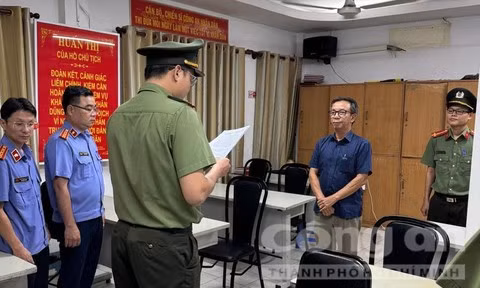 Cơ quan An ninh điều tra Công an TPHCM tống đạt quyết định tố tụng đối với ông Nguyễn Quang Thông
