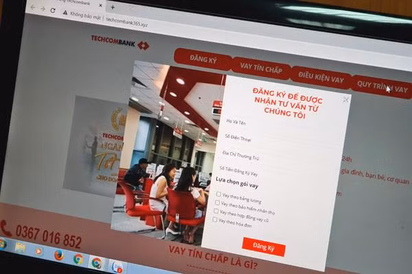 Các tổ chức, doanh nghiệp và cả người dùng trong ngành tài chính, ngân hàng đang là đích nhắm tới của giới tội phạm mạng. Trong hình là một website giả mạo với giao diện gần giống với trang web ngân hàng. Ảnh: Trọng Đạt Các tổ chức, doanh nghiệp và cả người dùng trong ngành tài chính, ngân hàng đang là đích nhắm tới của giới tội phạm mạng. Trong hình là một website giả mạo với giao diện gần giống với trang web ngân hàng. Ảnh: Trọng Đạt