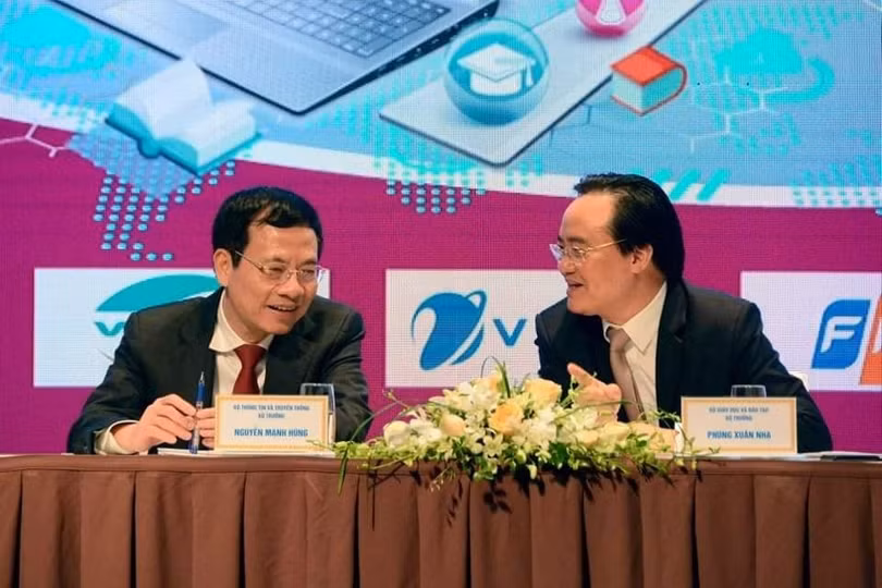 Bộ trưởng Bộ GD-ĐT Phùng Xuân Nhạ và Bộ Thông tin-Truyền thông Nguyễn Mạnh Hùng trao đổi tại hội thảo chuyển đổi số giáo dục Bộ trưởng Bộ GD-ĐT Phùng Xuân Nhạ và Bộ Thông tin-Truyền thông Nguyễn Mạnh Hùng trao đổi tại hội thảo chuyển đổi số giáo dục