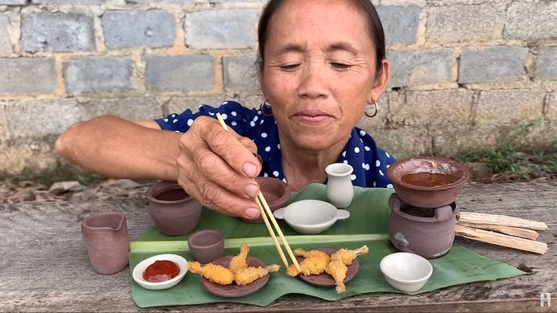 Bà Tân Vlog trong video làm thức ăn theo phong cách "siêu nhỏ tí hon". Tuy nhiên, hầu hết các video khác trên kênh Bà Tân Vlog vẫn đi theo phong cách "siêu to khổng lồ". (Ảnh: Bà Tân Vlog) Bà Tân Vlog trong video làm thức ăn theo phong cách "siêu nhỏ tí hon". Tuy nhiên, hầu hết các video khác trên kênh Bà Tân Vlog vẫn đi theo phong cách "siêu to khổng lồ". (Ảnh: Bà Tân Vlog)
