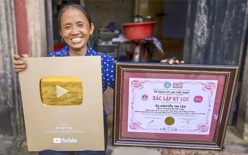 Bà Tân Vlog bên cạnh Nút Vàng YouTube và giấy xác lập kỷ lục Guinness Việt Nam. (Ảnh: Bà Tân Vlog) Bà Tân Vlog bên cạnh Nút Vàng YouTube và giấy xác lập kỷ lục Guinness Việt Nam. (Ảnh: Bà Tân Vlog)