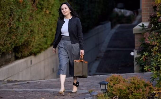 Bà Mạnh Vãn Chu rời nhà riêng tại Vancouver, British Columbia (Canada) ngày 26/10. Ảnh: Reuters.