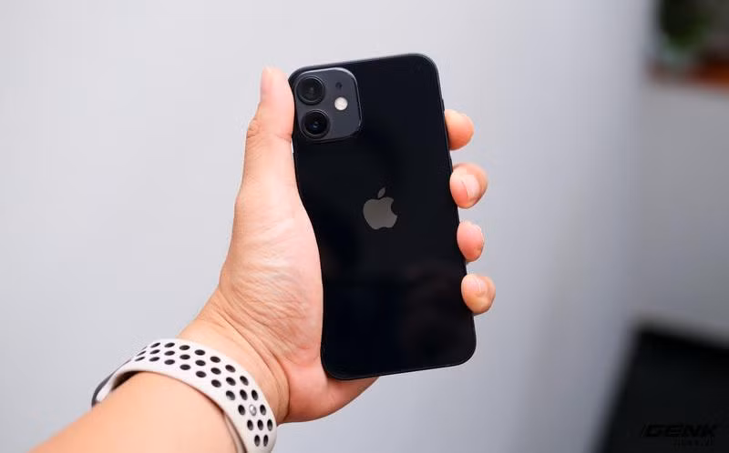 iPhone 12 Mini rất nhỏ nhắn trong tay người dùng. (Ảnh: Tuấn Lê) iPhone 12 Mini rất nhỏ nhắn trong tay người dùng. (Ảnh: Tuấn Lê)