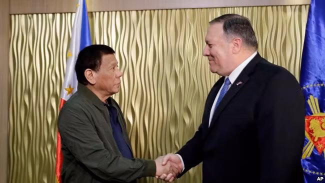 Ngoại trưởng Mỹ Mike Pompeo hung thăm Philippines đầu tháng 3 đã khẳng định Hiệp ước phòng thủ chung Mỹ - Philippines có thể áp dụng để bảo vệ tàu thuyền, máy bay và đảo bãi của Philippines nếu bị nước khác tiến công