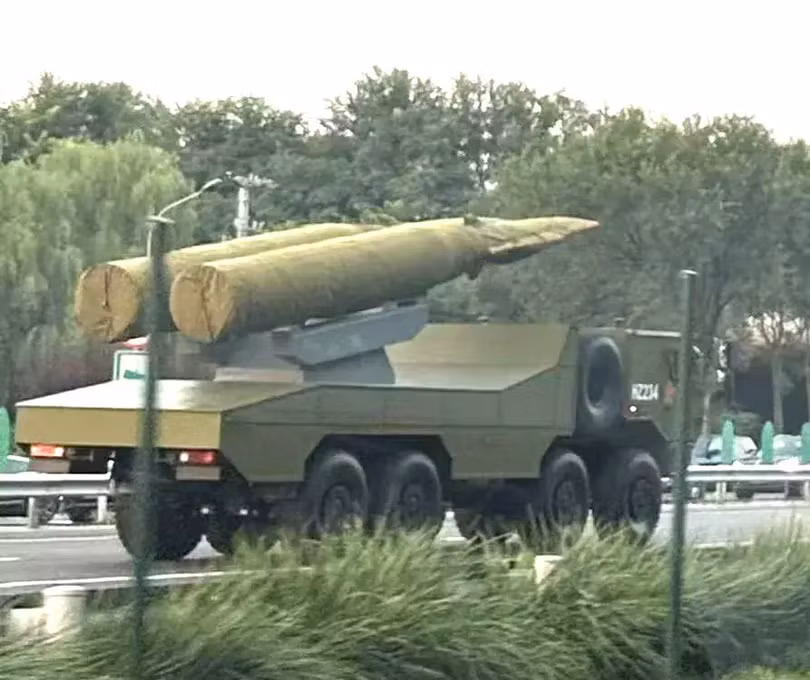 Hai quả tên lửa bị bọc kín này được cho là tên lửa siêu vượt âm chống hạm YJ-17. Ảnh: Topwar.