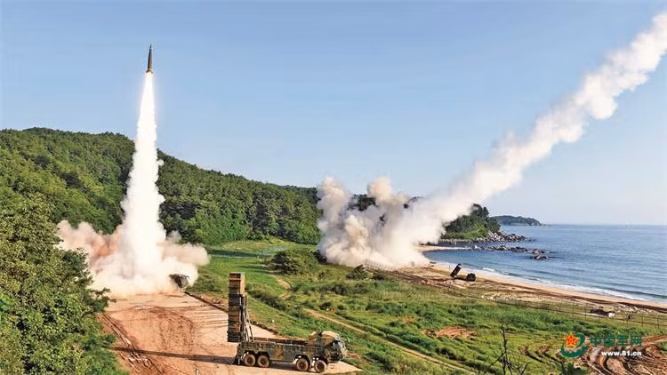 Quân đội Hàn Quốc phóng thử tên lửa Hyunmoo-2 có tầm bắn 300km (Ảnh: 81.cn).