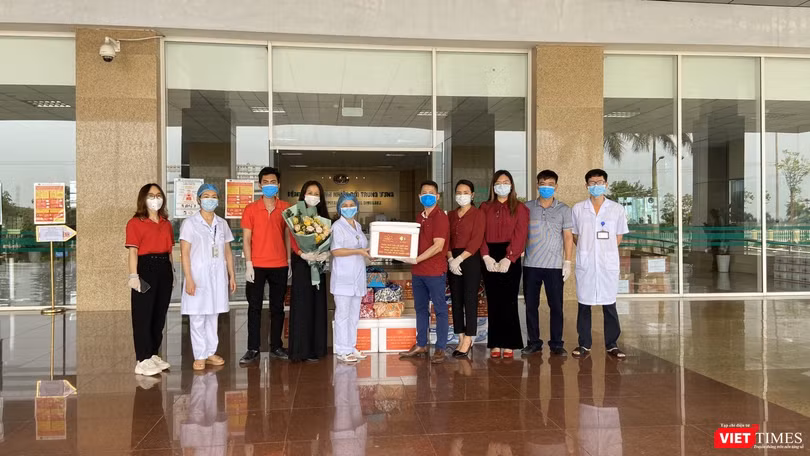 Đại diện 3 công ty đến Bệnh viện Nhiệt đới Trung ương, Cơ sở Đông Anh để tiếp sức cho các bác sĩ chống dịch COVID-19.