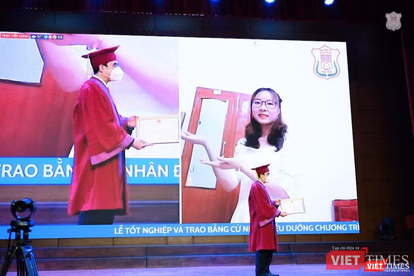 GS.TS. Nguyễn Hữu Tú – Hiệu trưởng Trường Đại học Y Hà Nội –trao bằng tốt nghiệp qua hình thức online cho các tân cử nhân bị mắc Covid-19 không dự trực tiếp được GS.TS. Nguyễn Hữu Tú – Hiệu trưởng Trường Đại học Y Hà Nội –trao bằng tốt nghiệp qua hình thức online cho các tân cử nhân bị mắc Covid-19 không dự trực tiếp được