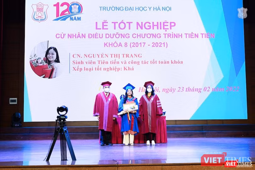 GS.TS. Nguyễn Hữu Tú – Hiệu trưởng Trường Đại học Y Hà Nội –trao bằng tốt nghiệp cho các cử nhân Chương trình tiên tiến khoá 8 GS.TS. Nguyễn Hữu Tú – Hiệu trưởng Trường Đại học Y Hà Nội –trao bằng tốt nghiệp cho các cử nhân Chương trình tiên tiến khoá 8