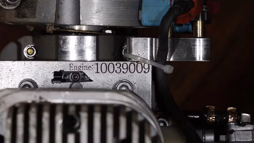 Số serie chính trên động cơ MD-550 do Mado sản xuất, được nhóm điều tra CAR ghi lại ở Kyiv, Ukraine ngày 2 /11 /2022. Ảnh CNN.