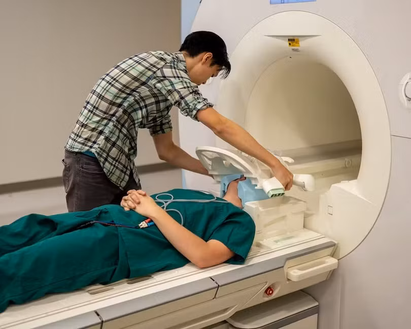 Nghiên cứu sinh TS Jerry Tang chuẩn bị thu thập dữ liệu hoạt động não bộ tại Trung tâm hình ảnh y sinh tại Đại học Texas ở Austin. Ảnh: Nolan Zunk/Đại học Texas ở Austin. Nghiên cứu sinh TS Jerry Tang chuẩn bị thu thập dữ liệu hoạt động não bộ tại Trung tâm hình ảnh y sinh tại Đại học Texas ở Austin. Ảnh: Nolan Zunk/Đại học Texas ở Austin.