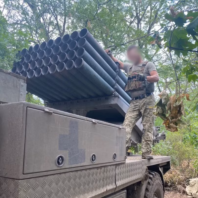 Bức ảnh được đăng trên tài khoản Twitter Ukraine Weapons Tracker cho thấy quân đội Ukraine đang sở hữu pháo phản lực BM-21MT của Séc. Ảnh Defense Express. Bức ảnh được đăng trên tài khoản Twitter Ukraine Weapons Tracker cho thấy quân đội Ukraine đang sở hữu pháo phản lực BM-21MT của Séc. Ảnh Defense Express.