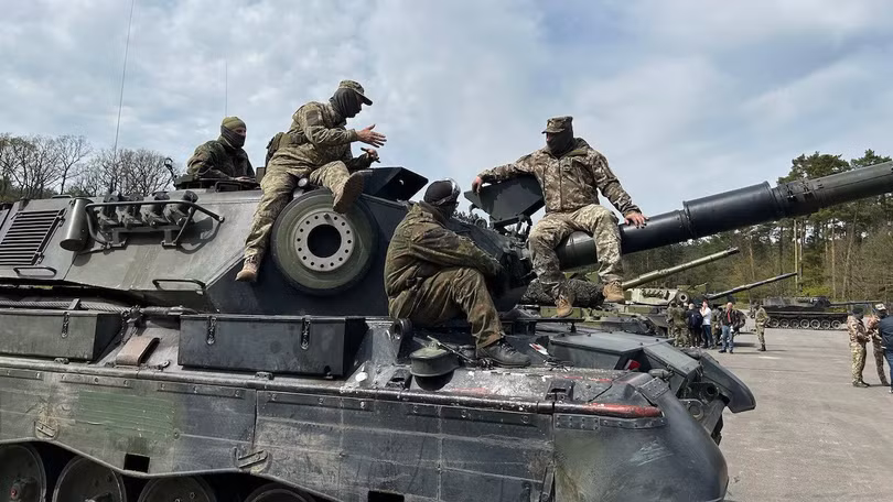 Binh sĩ Ukraine huấn luyện với xe tăng Leopard-1 tại Đức, ngày 5/5/ 2023. Ảnh: Reuters.