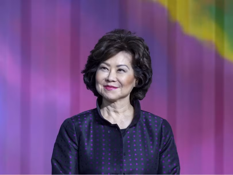 Bà Elaine Chao, Bộ trưởng Giao thông Vận tải Mỹ đang bị Ủy ban Cải cách và Giám sát Hạ nghị viện Mỹ điều tra vì bị nghi ngờ thông đồng với Trung Quốc. Ảnh: Đa Chiều