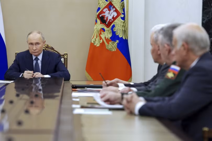 Putin hop voi cac quan chuc cong nghiep quan su.jpg