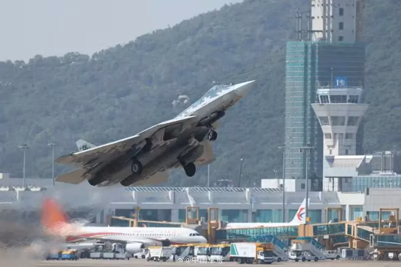 Su-57 cat canh.png