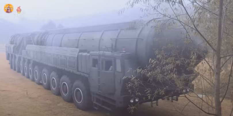 Tên lửa liên lục địa Hwasong-19 của Triều Tiên (Ảnh: Reddit).