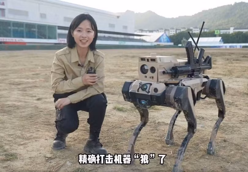 Robot soi giao luu.jpg