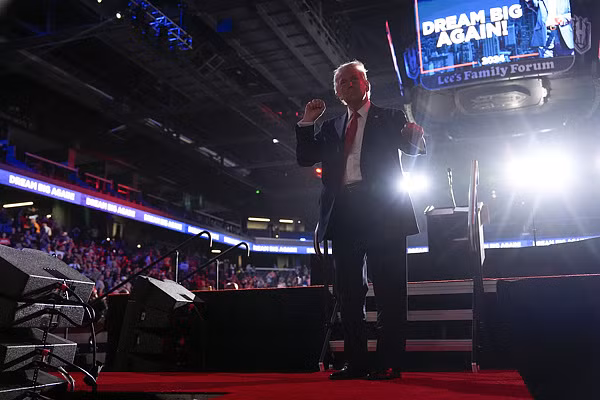 Ong Trump van dong o Nevada.jpg