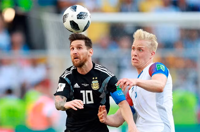 Lionel Messi của Argentina và Hordur Magnusson của Iceland tranh bóng. Lionel Messi của Argentina và Hordur Magnusson của Iceland tranh bóng.