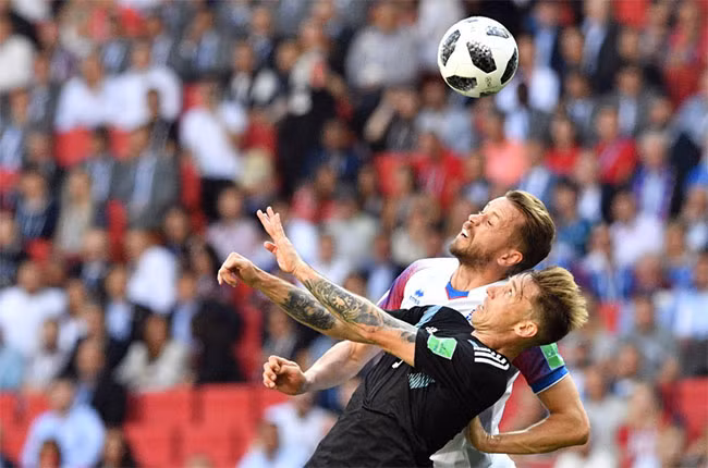 Lucas Biglia của Argentina tranh bóng trên cao với Kari Arnason của Iceland. Lucas Biglia của Argentina tranh bóng trên cao với Kari Arnason của Iceland.