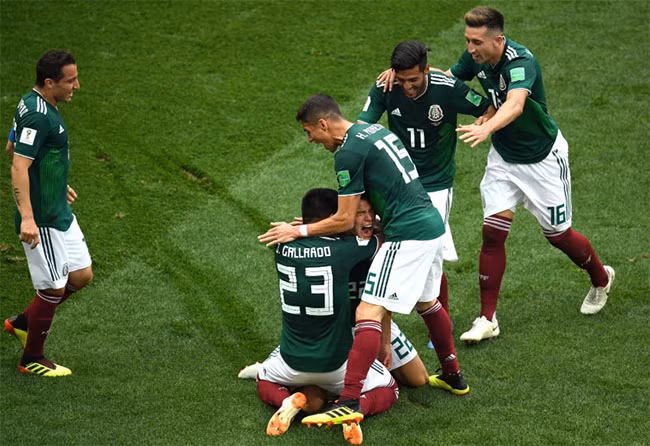 Hirving Lozano của Mexico ăn mừng với các đồng đội sau khi ghi bàn vào lưới Đức. Mexico cuối cùng đã đánh bại Đức,nhà đương kim vô địch với tỷ số 1-0. Hirving Lozano của Mexico ăn mừng với các đồng đội sau khi ghi bàn vào lưới Đức. Mexico cuối cùng đã đánh bại Đức,nhà đương kim vô địch với tỷ số 1-0.
