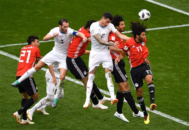 Hậu vệ người Uruguay Jose Gimenez (người thứ ba từ phải sang) ghi bàn thắng duy nhất trong chiến thắng trước Ai Cập vào phút thứ 89. Hậu vệ người Uruguay Jose Gimenez (người thứ ba từ phải sang) ghi bàn thắng duy nhất trong chiến thắng trước Ai Cập vào phút thứ 89.