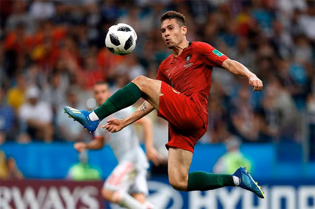 Hậu vệ người Bồ Đào Nha, Raphael Guerreiro, kiểm soát bóng trong trận gặp Tây Ban Nha. Hậu vệ người Bồ Đào Nha, Raphael Guerreiro, kiểm soát bóng trong trận gặp Tây Ban Nha.