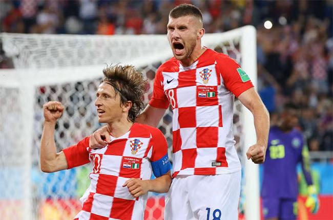 Luka Modric của Croatia ăn mừng với Ante Rebic sau khi ghi bàn từ một quả penalty. Luka Modric của Croatia ăn mừng với Ante Rebic sau khi ghi bàn từ một quả penalty.