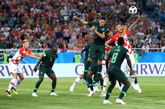 William Ekong của Nigeria kéo Mario Mandzukic của Croatia trong vòng cấm và nhận một quả penalty. William Ekong của Nigeria kéo Mario Mandzukic của Croatia trong vòng cấm và nhận một quả penalty.