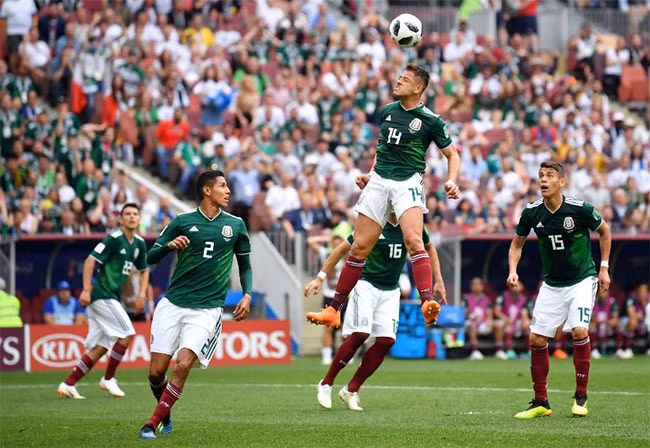 Javier Hernandez của Mexico nhảy lên để lấy bóng. Javier Hernandez của Mexico nhảy lên để lấy bóng.