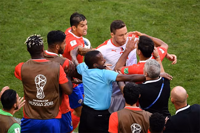 Tiền vệ người Serbia, Nemanja Matic, bị các cầu thủ Costa Rica cản lại sau một cuộc đụng độ với một trong những huấn luyện viên của họ. Tiền vệ người Serbia, Nemanja Matic, bị các cầu thủ Costa Rica cản lại sau một cuộc đụng độ với một trong những huấn luyện viên của họ.